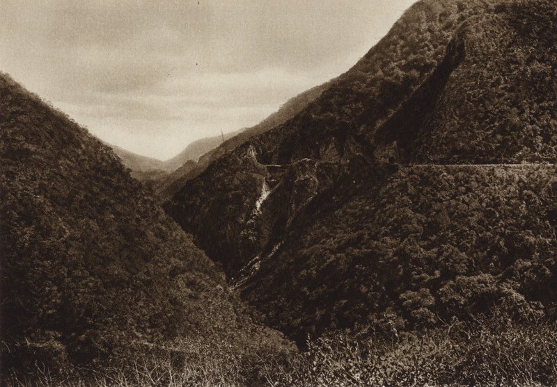 Mexiko: Las Canoas, železniční trať a rokle Tamasopo (čb fotografie) od Hugo Brehme