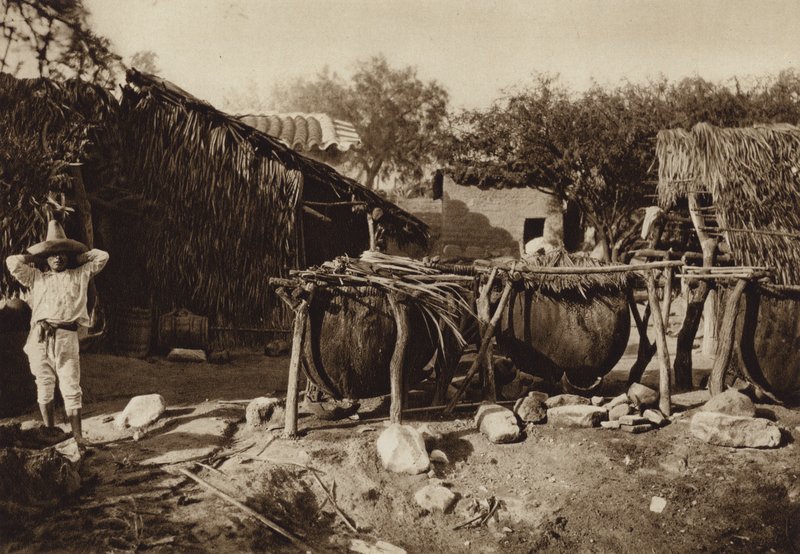 Mexiko: Mezcal, Destilleria de aguardiente (čb fotografie) od Hugo Brehme