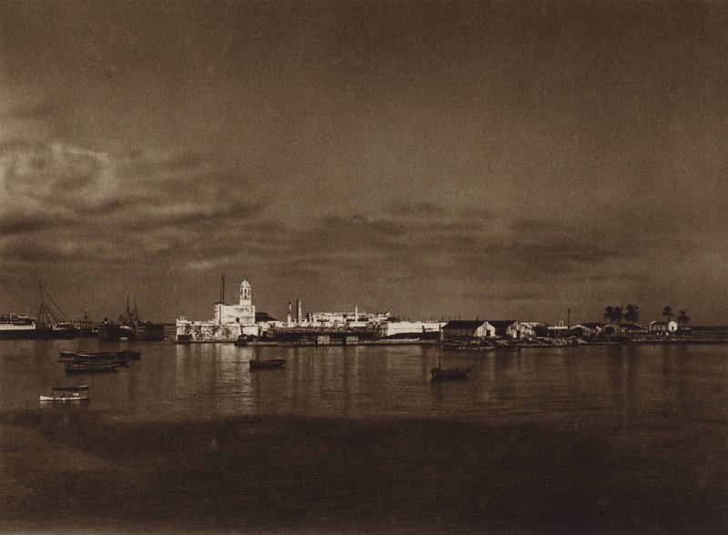 Mexiko: Panorama přístavu Vera Cruz s hradem San Juan (čb fotografie) od Hugo Brehme