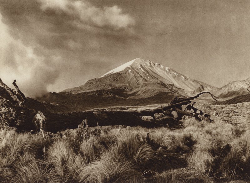 Mexiko: Pico de Orizaba, stát Puebla (čb fotografie) od Hugo Brehme