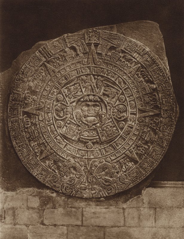 Mexiko: Aztécký almanachový kámen neboli "Piedra del Sol", Národní muzeum (čb fotografie) od Hugo Brehme