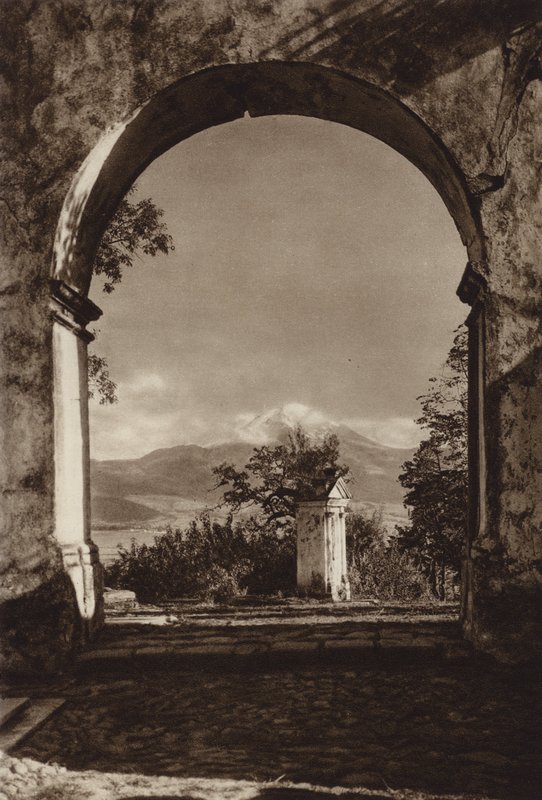 Mexiko: Popocatepetl, pohled ze Sacro Monte (čb fotografie) od Hugo Brehme