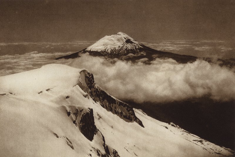 Mexiko: Popocatepetl, pohled z vrcholu Iztaccihuatl (čb fotografie) od Hugo Brehme
