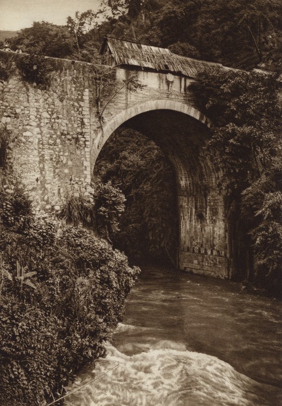 Mexiko: most Atoyac (čb fotografie) od Hugo Brehme