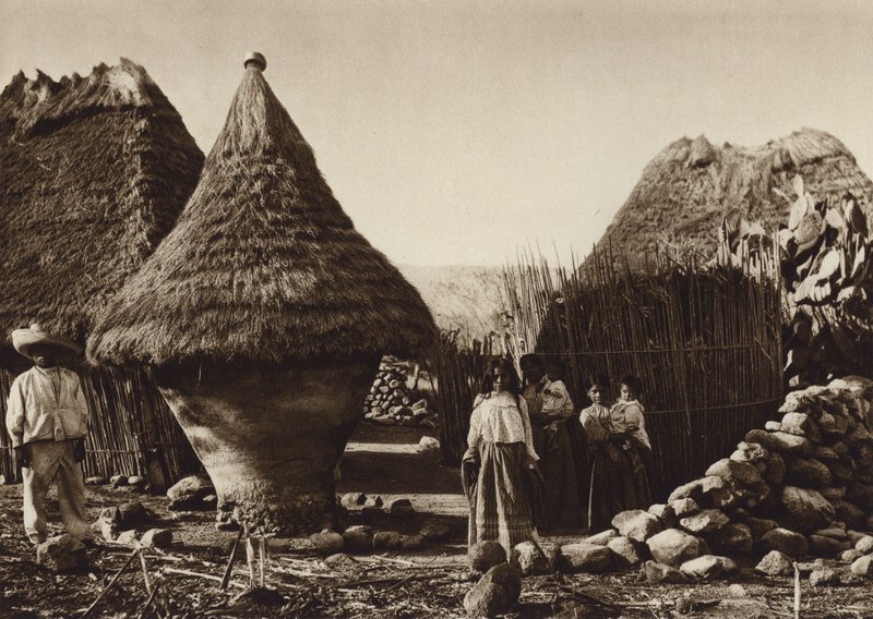 Mexiko: Kontejner na kukuřici ve vesnici (čb fotografie) od Hugo Brehme