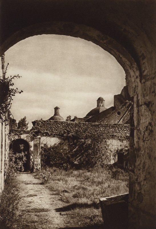 Mexiko: Zřícenina kláštera v národním parku Desierto de los Leones (čb fotografie) od Hugo Brehme