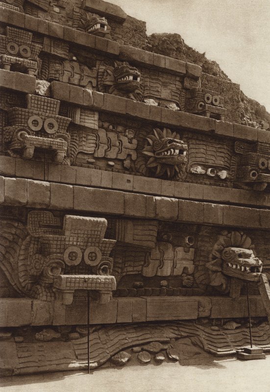 Mexiko: San Juan Teotihuacan, kamenné sochy na západním průčelí Quetzalcouatlovy pyramidy, pyramida uprostřed citadely (čb fotografie) od Hugo Brehme