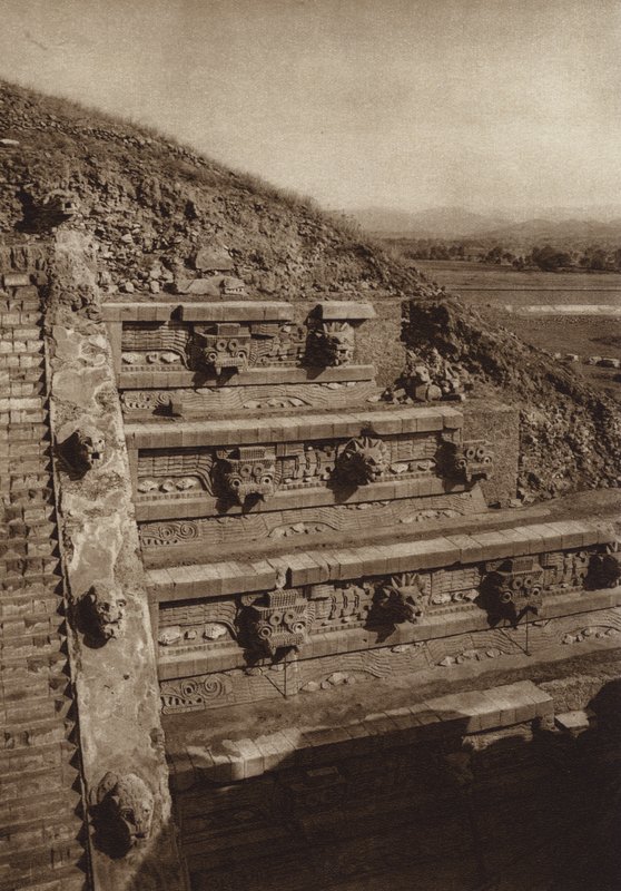 Mexiko: San Juan Teotihuacan, kamenné sochy na západním průčelí Quetzalcouatlovy pyramidy, pyramida uprostřed citadely (čb fotografie) od Hugo Brehme