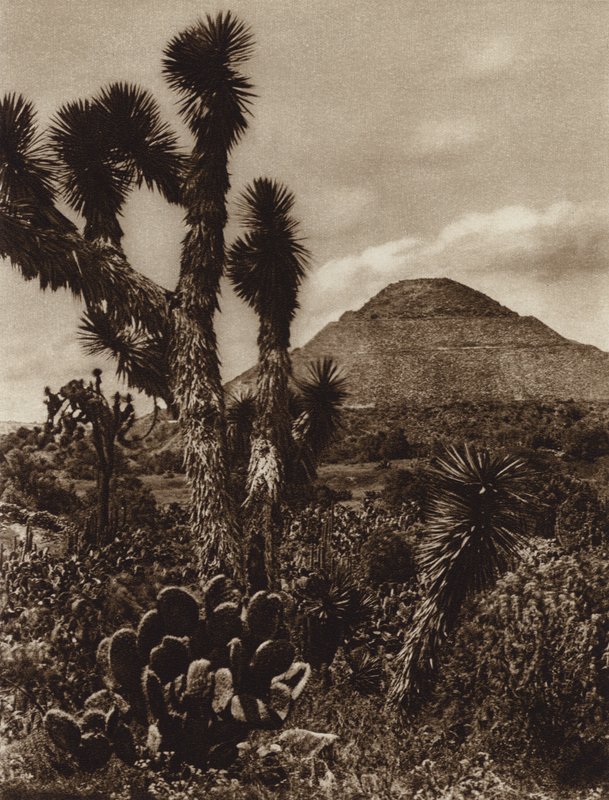 Mexiko: San Juan Teotihuacan, Měsíční pyramida (čb fotografie) od Hugo Brehme