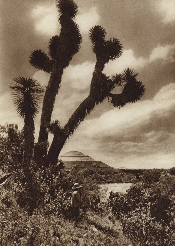 Mexiko: San Juan Teotihuacan, Piramide del Sol (čb fotografie) od Hugo Brehme