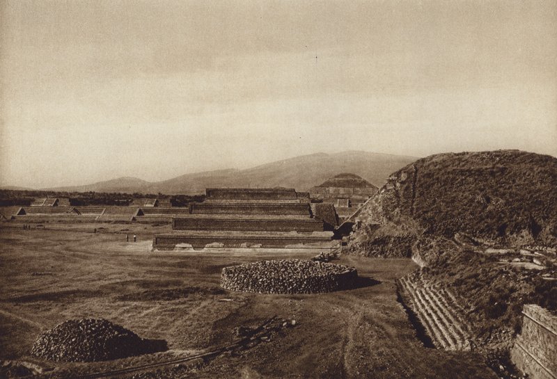 Mexiko: San Juan Teotihuacan, Pohled na terasy citadely (čb fotografie) od Hugo Brehme