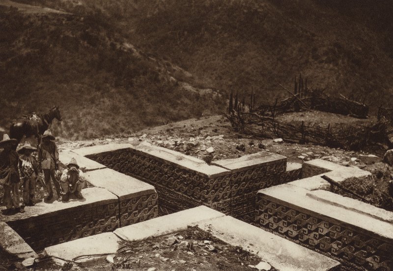 Mexiko: Podzemí ve tvaru kříže, Guiaroo (čb fotografie) od Hugo Brehme