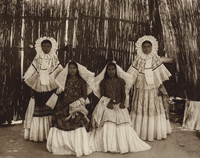 Mexiko: Tehuantepec, Dívka v národním kroji (čb fotografie) od Hugo Brehme