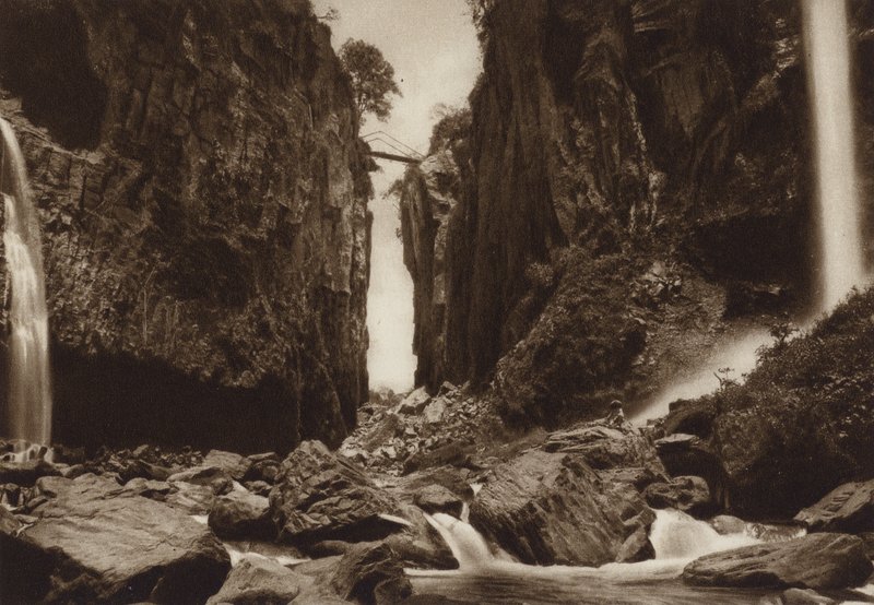 Mexiko: Teocelo u Jalapy, divadlo zemětřesení v roce 1920 (čb fotografie) od Hugo Brehme