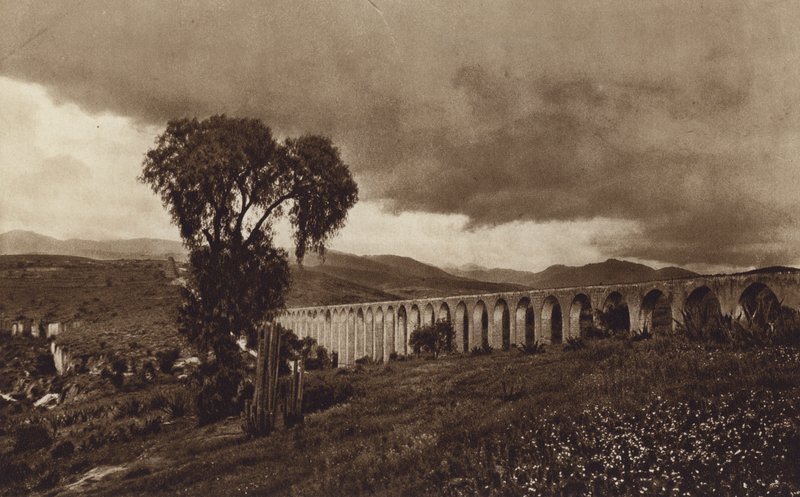 Mexiko: Staré španělské vodovodní potrubí z Los Remedios (čb fotografie) od Hugo Brehme