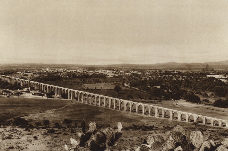 Mexiko: Pohled na Queretaro se starým vodovodním potrubím (čb fotografie) od Hugo Brehme
