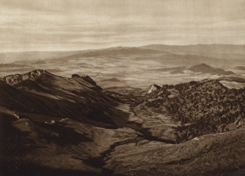 Mexiko: Pohled ze střední výšky Iztaccihuatlu (čb fotografie) od Hugo Brehme