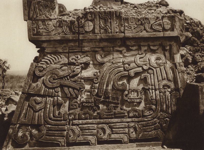 Mexiko: Xochicalco, část pyramidy s hadem a hieroglyfy (čb fotografie) od Hugo Brehme