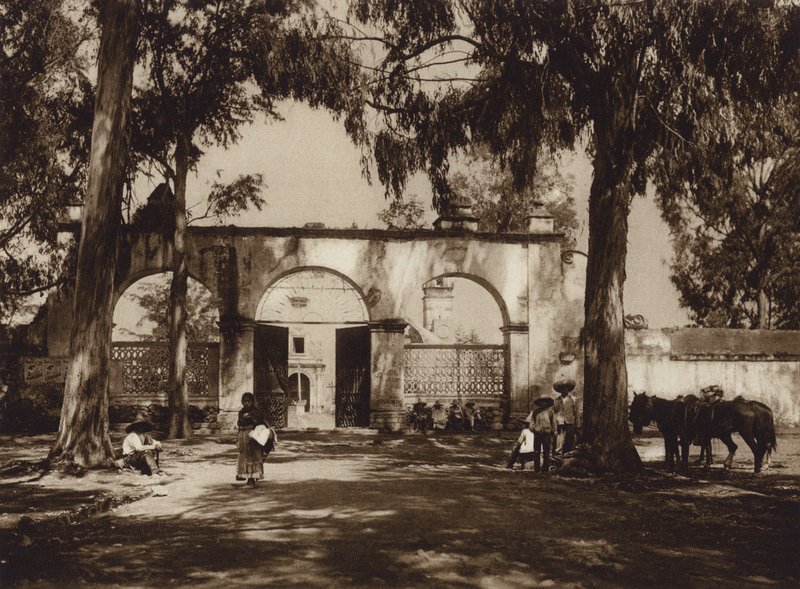 Mexiko: Xochimilco, vchod do kostela (čb fotografie) od Hugo Brehme