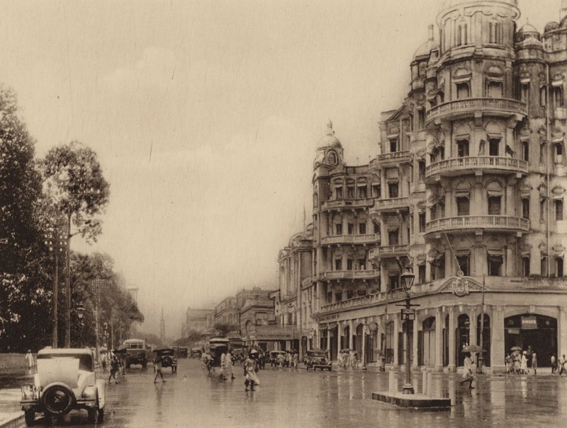 Esplanade Mansions a Government Place East s pohledem na Old Court House Street (čb fotografie) od Indian photographer