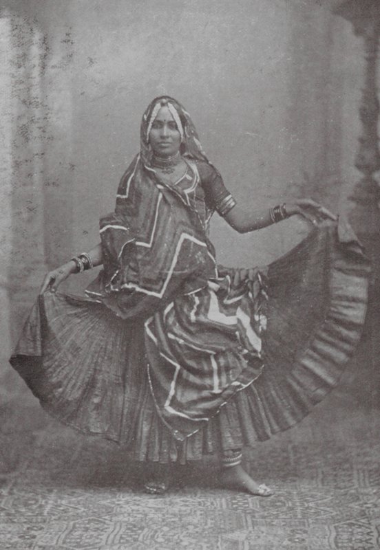 Bombaj / Bombaj: Indický tanec v sukních (č/b fotografie) od Indian photographer
