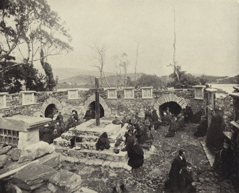 Svatyně v Gougane Barra, Co. Cork (černobílá fotografie) od Irish Photographer