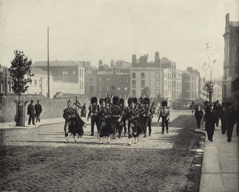 The Scots Guards, Dublin (č/b foto) od Irish Photographer