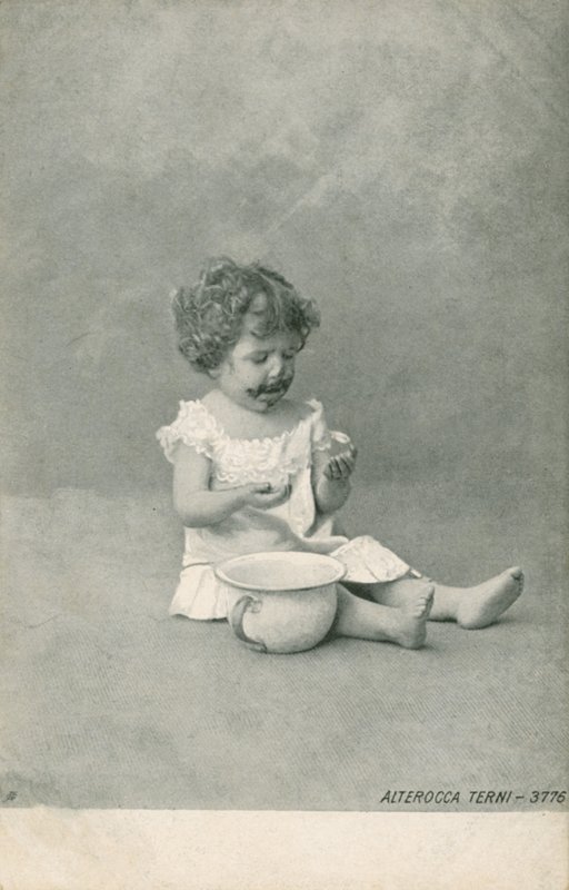 Dítě si hraje s bublinami (černobílá fotografie) od Italian Photographer