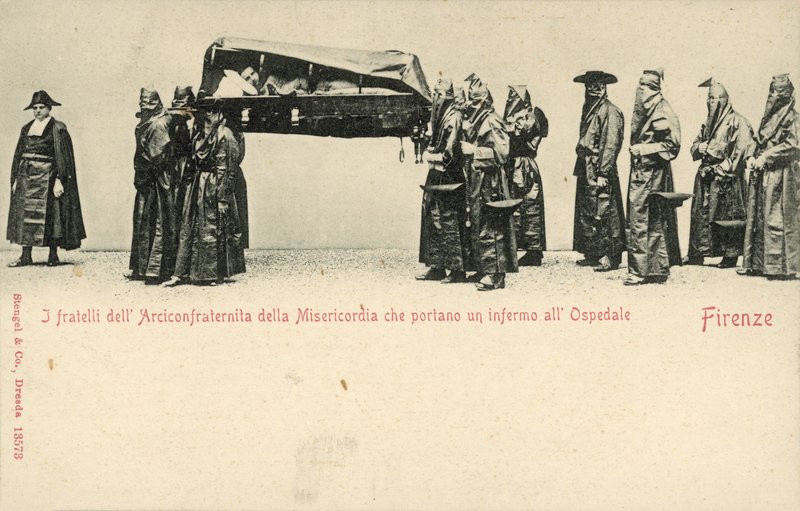 Bratři z Compagnia della Misericordia (společnost milosrdenství) převážející nemocného muže do nemocnice ve Florencii (černobílá fotografie) od Italian Photographer