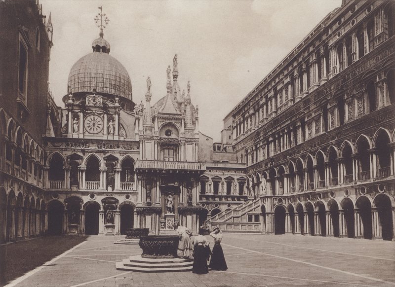 Nádvoří Palazzo Ducale (černobílá fotografie) od Italian Photographer