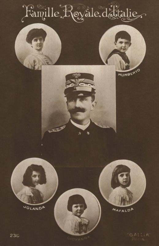 Král Victor Emmanuel II a jeho rodina (černobílá fotografie) od Italian Photographer