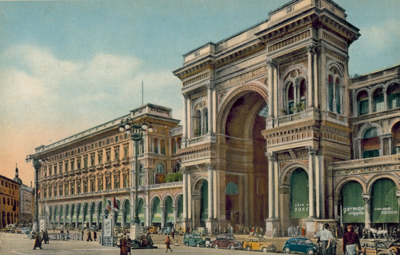 Milano / Milán: Piazza del Duomo, vchod do galerie (barevné foto) od Italian Photographer