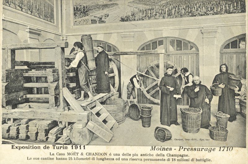 Mniši lisující hrozny šampaňského v roce 1710, výstava na mezinárodní výstavě v Turíně v Itálii od Italian Photographer