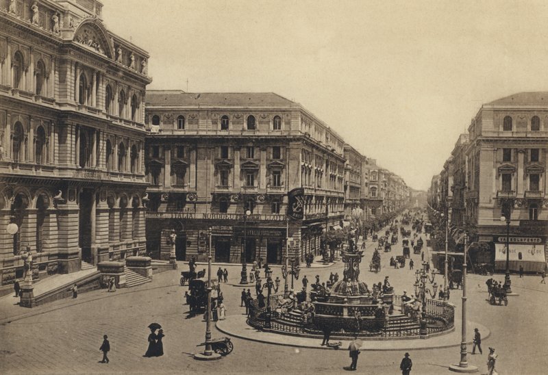 Neapol: Piazza Della Borsa a Rettifilo Corso Umberto I (černobílá fotografie) od Italian Photographer