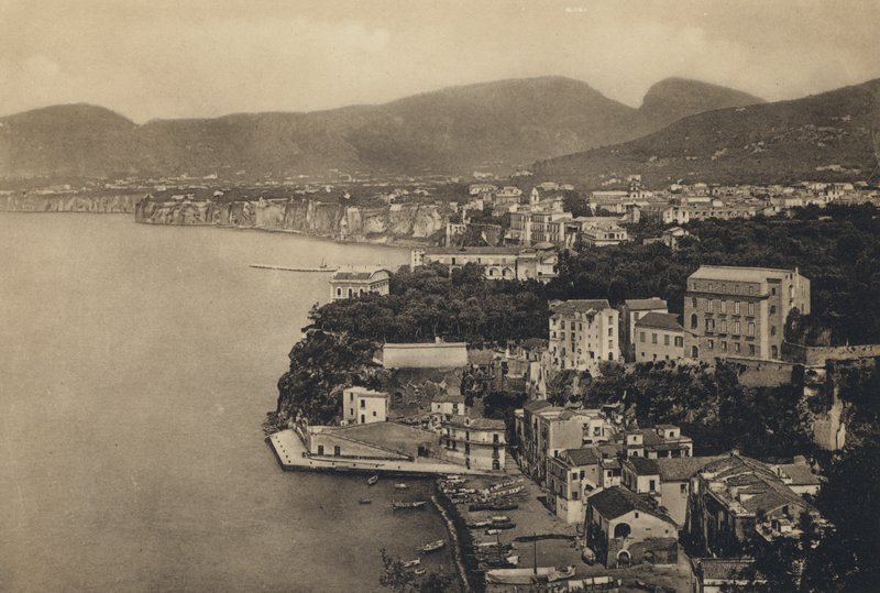 Neapol: Sorrento, Panorama s Marina Grande (černobílá fotografie) od Italian Photographer