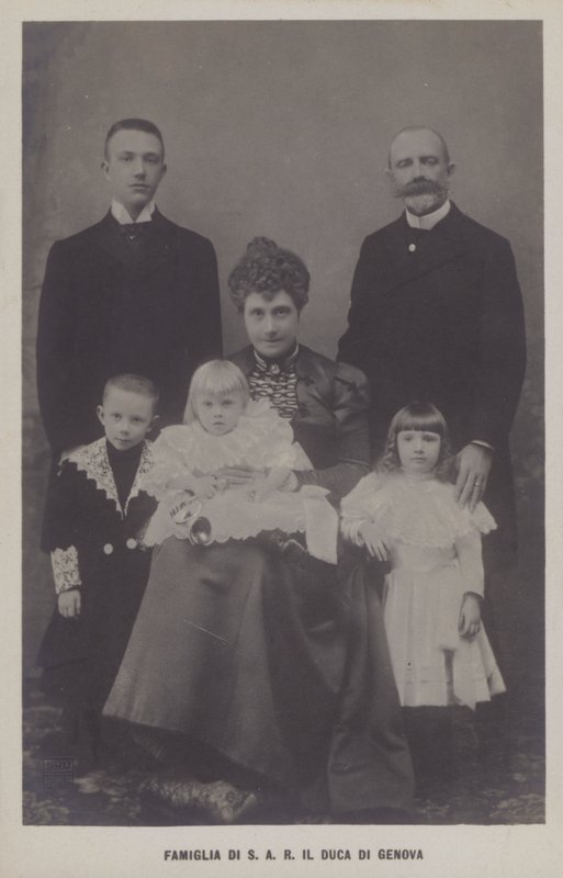 Princ Thomas, vévoda z Janova a jeho manželka, princezna Isabella Bavorská, se svými dětmi (černobílá fotografie) od Italian Photographer
