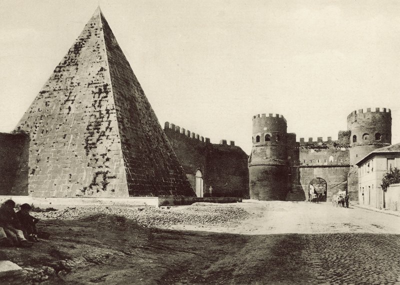 Pyramida Caius Cestius od Italian Photographer