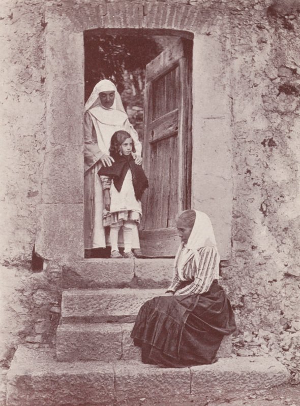 Sicílie: U klášterního portálu (čb fotografie) od Italian Photographer