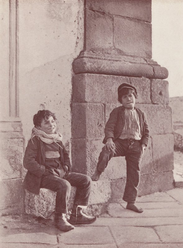 Sicílie: Sicilští chlapci z vnitrozemí (čb fotografie) od Italian Photographer
