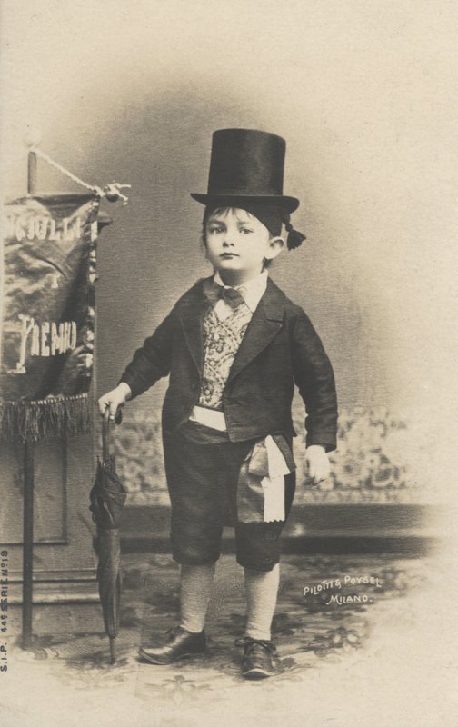 Malý chlapec v obleku (černobílá fotografie) od Italian Photographer