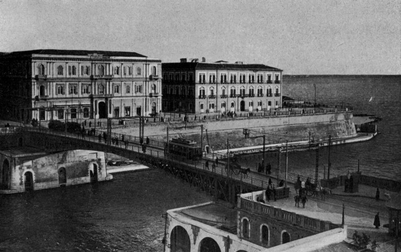 Taranto, Corso due Mari, Swing bridge (černobílá fotografie) od Italian Photographer