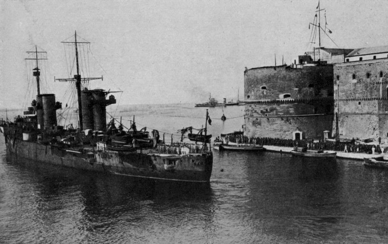 Taranto, The S Marco opouští malé moře (černobílá fotografie) od Italian Photographer