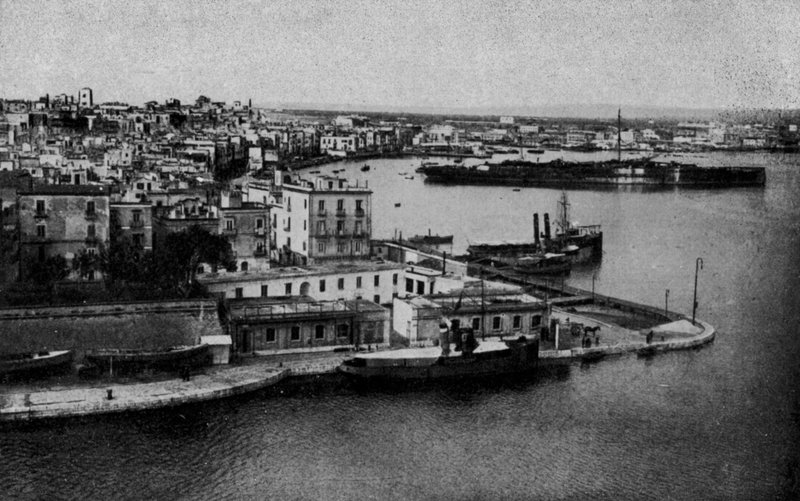 Taranto, Panorama starého města (černobílá fotografie) od Italian Photographer
