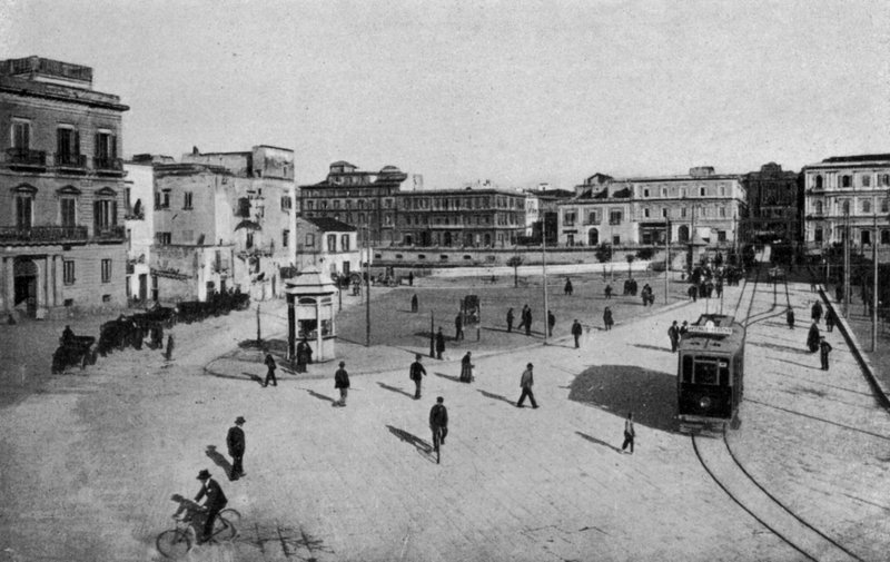 Taranto, Piazza Castello, Take the Swing Bridge (č/b foto) od Italian Photographer