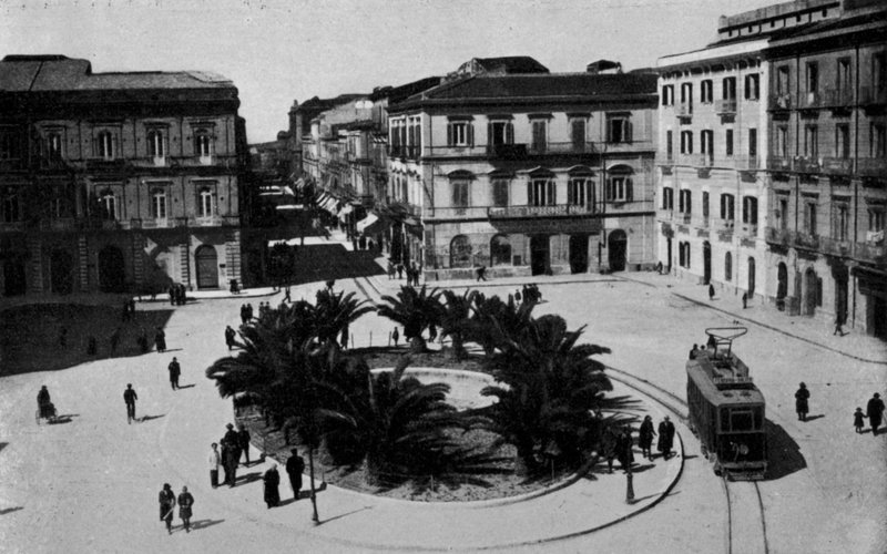 Taranto, Piazza Giordano Bruno (černobílá fotografie) od Italian Photographer