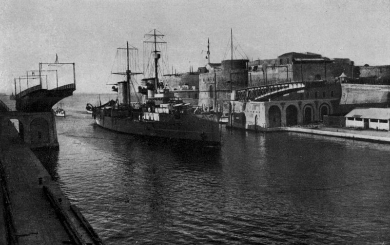 Taranto, Ponte Girevole, Průjezd lodí R (černobílá fotografie) od Italian Photographer
