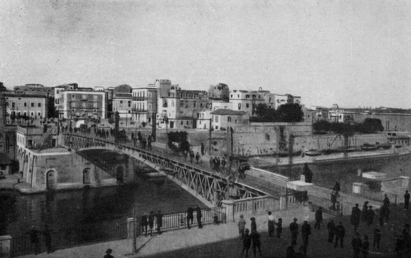 Taranto, Ponte Girevole uzavřen a staré město (černobílá fotografie) od Italian Photographer