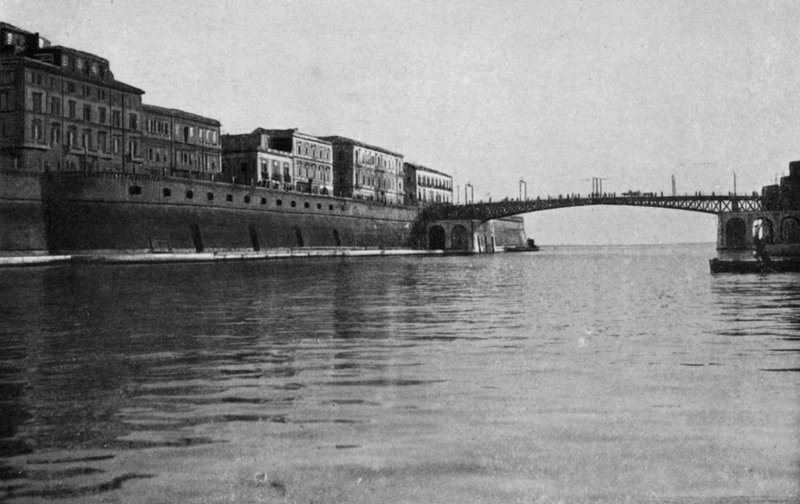 Taranto, uzavřený houpací most (černobílá fotografie) od Italian Photographer
