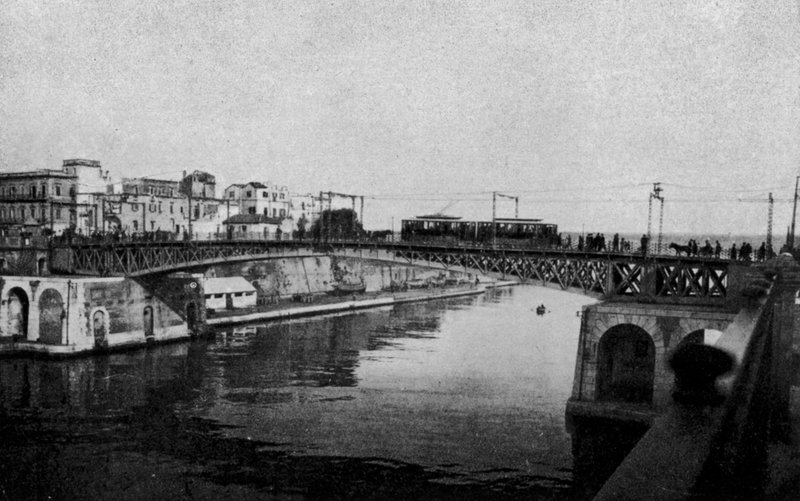 Taranto, uzavřený houpací most a staré město (černobílá fotografie) od Italian Photographer