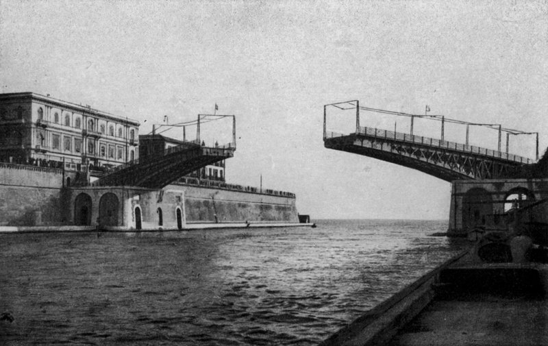 Taranto, polootevřený otočný most (černobílá fotografie) od Italian Photographer